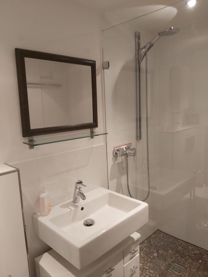 Well Located Flat With Balcony Apartman Düsseldorf Kültér fotó